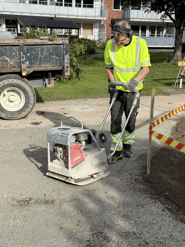 Jerry i arbete med markarbeten